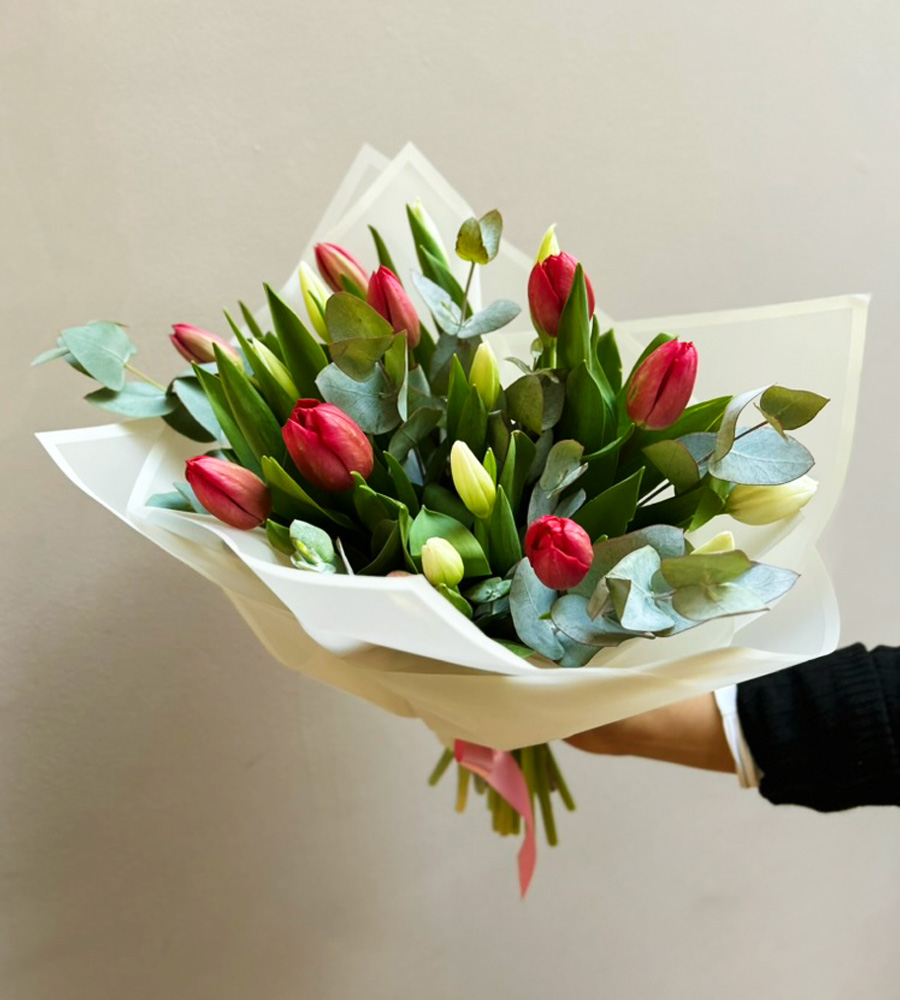 Bouquet de tulipanes rojos y blancos con eucalipto