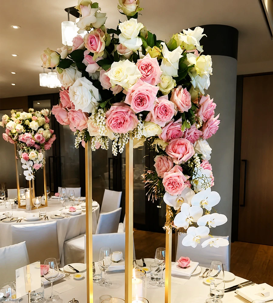 Arreglo floral rosa para evento